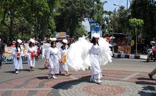 Meriah di Kota Paling Toleran, Ratusan Warga Nonton Salatiga Christmas Parade