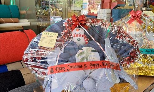 Laris Manis, Ornamen dan Parsel Khas Natal Mulai Diserbu Pembeli