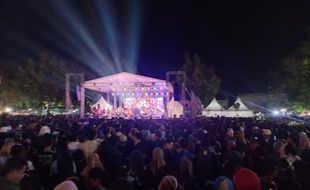 Diguyur Hujan, Pentas Musik Malam Tahun Baru di Alun-alun Klaten Tetap Ramai