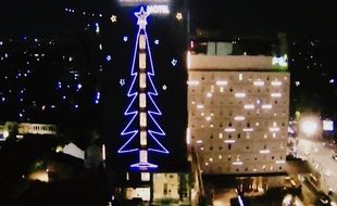 Harris Solo Signature Christmas Tree Setinggi 25 Meter Hiasi Solo di Malam Hari