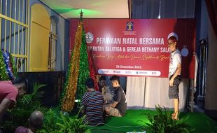 Sambut Natal, Warga Binaan Rutan Salatiga Buat Pohon Natal nan Indah