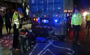 Tabrak Truk Tronton Sedang Antre BBM, Pengendara Motor di Sragen Meninggal