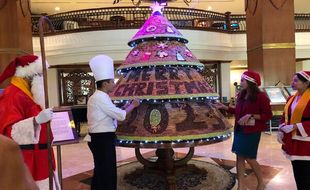 Unik, Pohon Natal dari Kue & Permen Jahe Hampir 2 Meter di The Sunan Hotel Solo