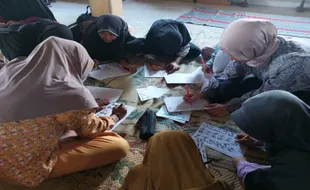 Rumah Baca Kalioso Sragen Kembangkan Kreativitas Anak Desa Lewat Handlettering