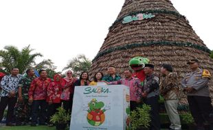 Pohon Natal Berbahan Eceng Gondok di Saloka Theme Park Pecahkan Rekor Muri