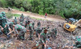 Menumpuk Bertahun-tahun, 50 Ton Sampah di Lereng Gunung Lawu Dibersihkan