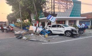 Hilang Kendali, Toyota Rush Tabrak Kijang di Fly Over Janti Bantul