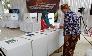 Simulasi Pemilu 2024, Pemilih Pemula di Salatiga Bingung Coblos Surat Suara