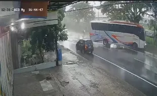 Detik-detik Bus Terguling di Sragen Terekam CCTV, 1 Penumpang Tertimpa 2 Orang