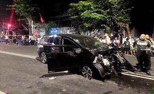 Bruakk! Mobil Tabrak Rumah di Pakualaman Jogja, Satu Penumpang Meninggal