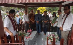 UKSW Gelar Ziarah dan Tabur Bunga di Makam Pendiri