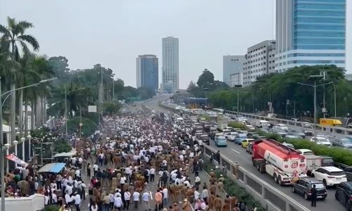 Demo di Depan Gedung MPR/DPR, Massa Apdesi Blokade Tol Dalam Kota Jakarta