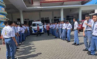 Berbaris dan Hormat, 500 Murid SMK Warga Solo Mengiringi Jenazah Lo Siauw Ging