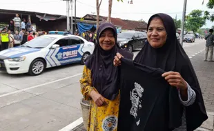 Sejam Menunggu, Ibu-ibu di Sumberlawang Sragen Senang Dapat Kaus dari Jokowi