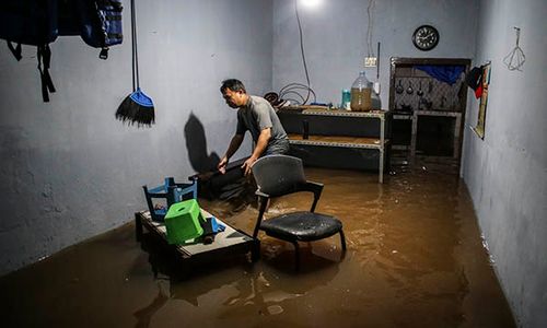 Curah Hujan Tinggi, Permukiman Warga di Cilandak Jaksel Terendam Banjir