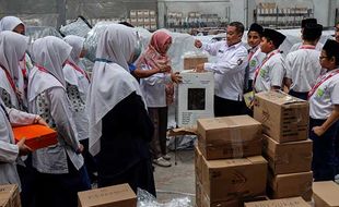 Siswa SMP Al Azhar Syifa Budi Belajar Demokrasi dan Logistik Pemilu di KPU Solo