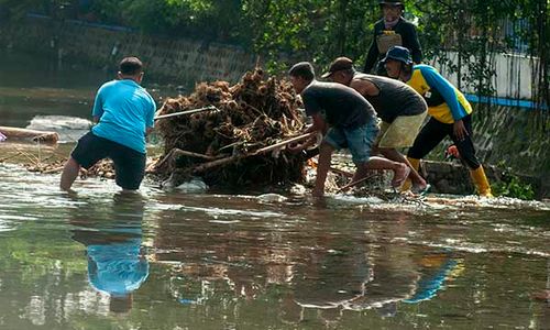 Gotong Royong Pembersihan Sampah Kiriman di Aliran Sungai Pengging Boyolali