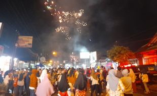 Pesta Kembang Api Warnai Car Free Night Kartasura di Malam Tahun Baru