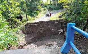 Diterjang Banjir, Jembatan di Kedungwaduk Sragen Putus