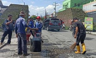 Tim Sapu Lubang Bergerak, H-7 Lebaran Jalan di Karanganyar Mulus