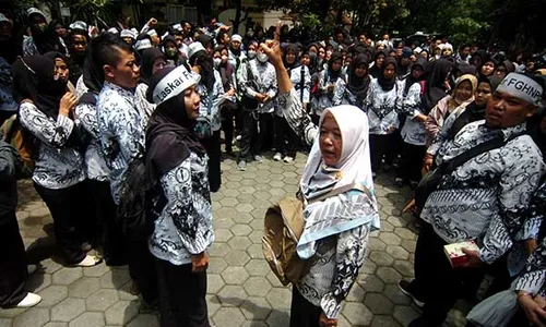 Isak Tangis Warnai Demo Guru Honorer di Tegal Tuntut Penambahan Formasi PPPK