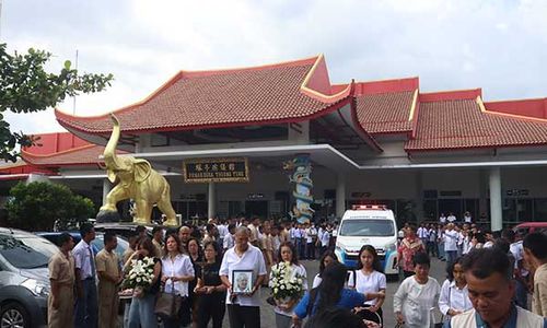 Warga Iringi Pemberangkatan Jenazah Dokter Lo dari Thiong Ting Solo ke Delingan