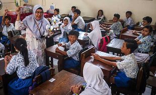 KPU Solo Beri Edukasi Terkait Pemilu 2024 ke Siswa SDN Bromantakan