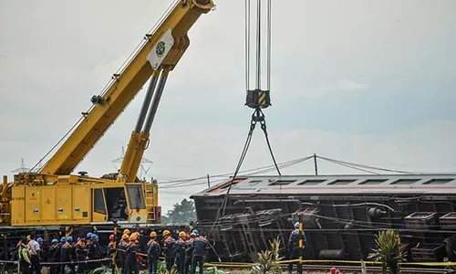 Evakuasi 2 Kereta Adu Banteng di Cicalengka Dituntaskan Hari Ini