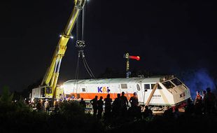 Evakuasi KA Pandalungan Anjlok di Sidoarjo, KAI Daop 8 Kerahkan Crane dari Solo