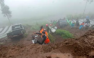 Evakuasi Dua Mobil Terseret Longsor di Jalur SSB Boyolali