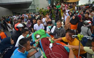 Suasana Evakuasi Pasien Pascaledakan di Semen Padang Hospital