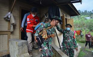 Tim Gabungan Evakuasi Warga Difabel di Area KRB Gunung Marapi Sumbar