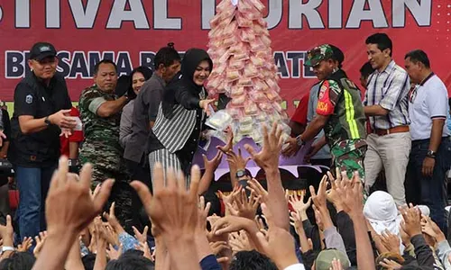 Momen Ribuan Warga Berebut Durian pada Festival yang Digelar di Jatinom Klaten