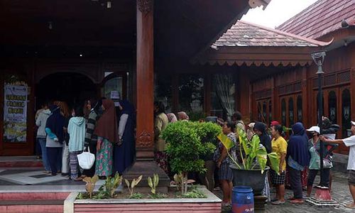 Antrean Warga Serbu Gerakan Pangan Murah di Sumber Solo