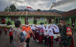 Status Gunung Marapi Siaga, BPBD Agam Bagi Masker & Dirikan Posko di KRB III