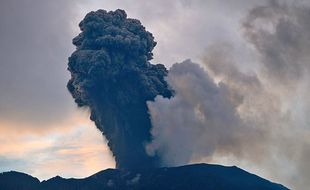 Gunung Marapi Erupsi Minggu Pagi, Keluarkan Abu Vulkanik Setinggi 1,3 Km