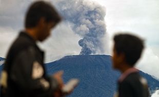 Erupsi Lagi, Gunung Marapi di Sumbar Keluarkan Dentuman Keras dan Gemuruh