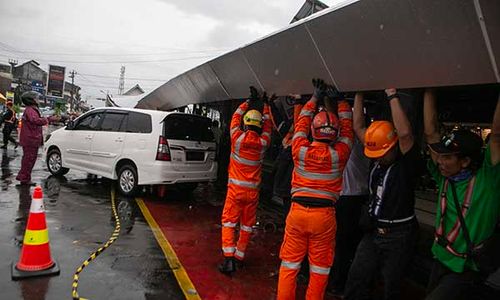 Kanopi Stasiun Tugu Yogyakarta Roboh Timpa Mobil Dampak Hujan & Angin Kencang