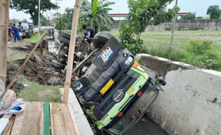 Bahu Jalan Ambles, Truk Terguling di Sukoharjo Belum Dievakuasi Sejak Minggu