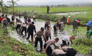 Polres dan Kodim Sukoharjo Bersih-bersih Sungai Grajegan Tawangsari