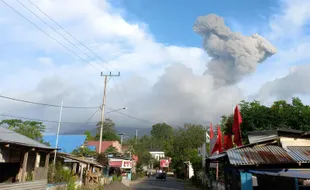 Gunung Ibu Maluku Meletus Lontarkan Abu Vulkanik Setinggi 1,5 Kilometer