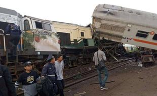 Datangkan Crane dari Solo, Badan KA Turangga & Komuter Bandung Raya Dievakuasi