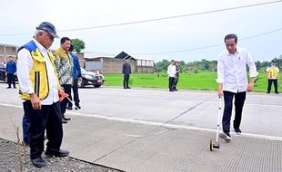 Jokowi Tinjau Proyek Inpres Perbaikan Jalan Solo-Purwodadi di Sumberlawang