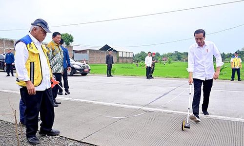 Jokowi Tinjau Proyek Inpres Perbaikan Jalan Solo-Purwodadi di Sumberlawang