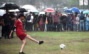 Momen Keseruan Presiden Jokowi Bermain Sepak Bola Bersama Warga di Sleman