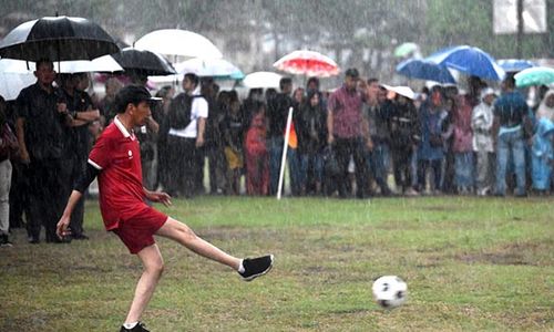 Momen Keseruan Presiden Jokowi Bermain Sepak Bola Bersama Warga di Sleman