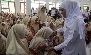 Khofifah & Siswa Ikuti Doa Bersama untuk Korban Kecelakaan Bus SMAN 1 Sidoarjo