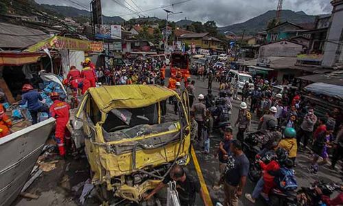 Tabrakan Beruntun Libatkan 9 Kendaraan di Puncak Bogor, 16 Orang Luka