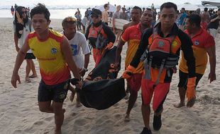 Evakuasi Jenazah Wisatawan Asing Terseret Arus di Pantai Kuta Bali