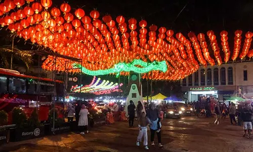 Menikmati Indahnya Malam di Solo Bertabur Cahaya Lampion Imlek Warna-warni